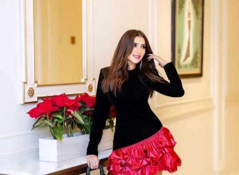 شاهد.. إطلالة مثيرة لمي عمر