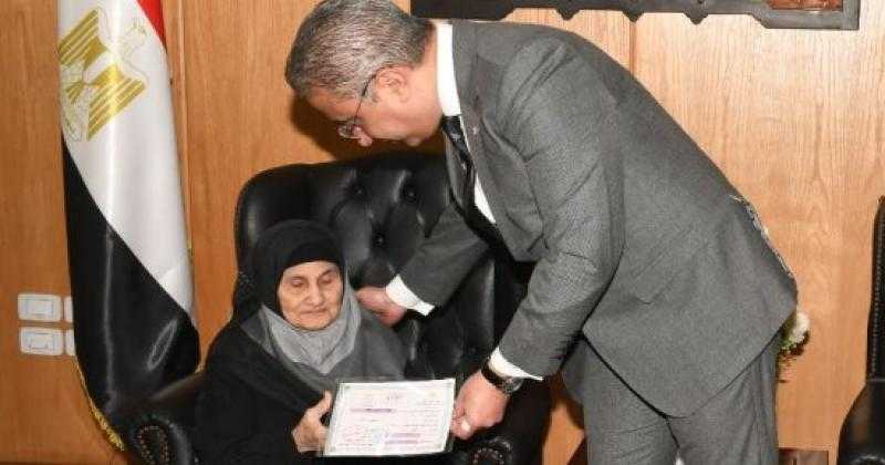 تسليم سيدتين مسنتين من الفيوم تجاوزتا 83 عامًا شهادة محو الأمية