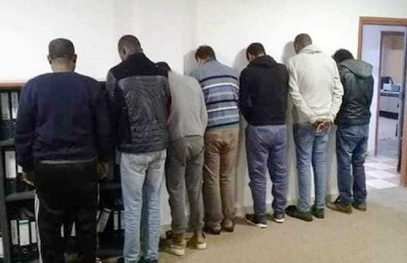 خلال مطاردة الخارجين عن القانون.. رجال الشرطة يضبطون 223 قطعة سلاح أبيض