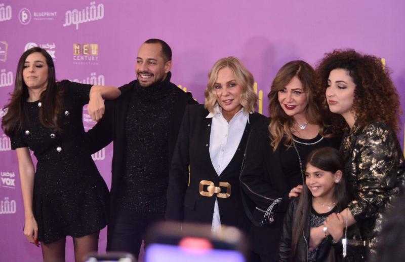 ليلى علوي تستقبل شيرين رضا بالأحضان في العرض الخاص لفيلم «مقسوم»