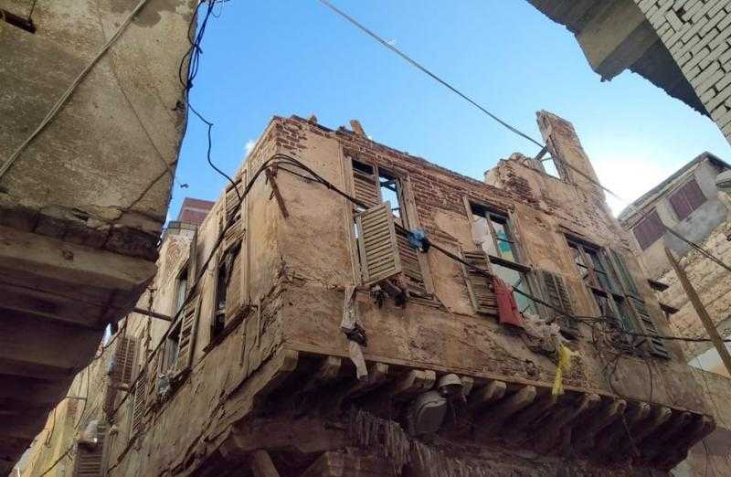 إزالة أجزاء داهمة الخطورة من عقار قديم بـ”جمرك الإسكندرية”| صور