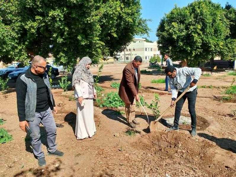 محافظ أسيوط: حملات تشجير مستمرة وزراعة شتلات بمركز البداري ضمن مبادرة ”زراعة 100مليون شجرة”