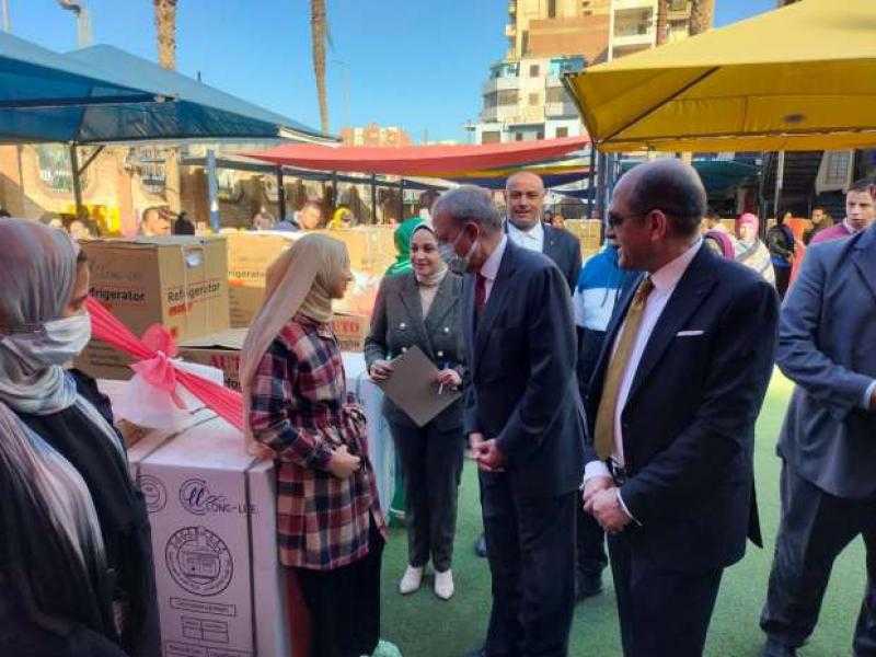 محافظ القليوبية يسلم أجهزة كهربائية لـ50 عروسة من الأولى بالرعاية.. صور