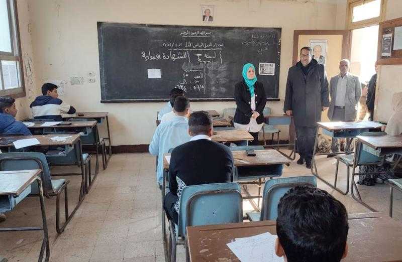 وكيل ”تعليم الغربية” يُراجع سير امتحانات الشهادة الإعدادية في شرق طنطا| صور