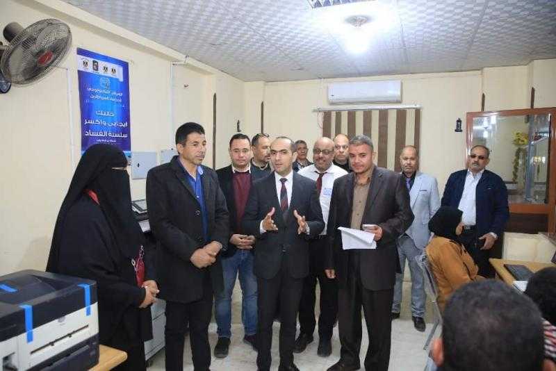 نائب محافظ سوهاج يتابع سير العمل بالمركز التكنولوجي لخدمة المواطنين بساقلتة