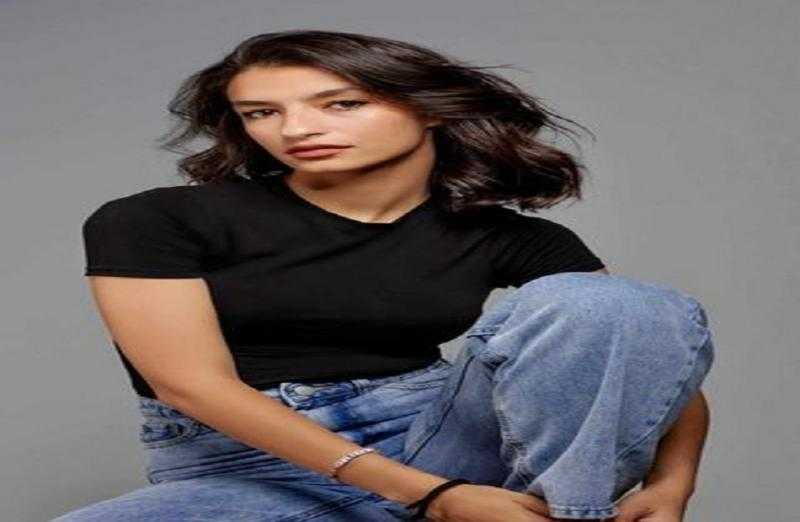 بصورة من الكواليس.. أميرة أديب تروج للحلقة الخامسة من ”وبينا ميعاد” الجزء الثاني