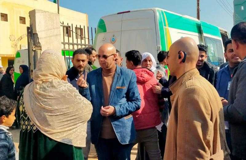 وكيل ”الصحة” بالشرقية يتفقد سير عمل قافلة طبية في فاقوس| صور