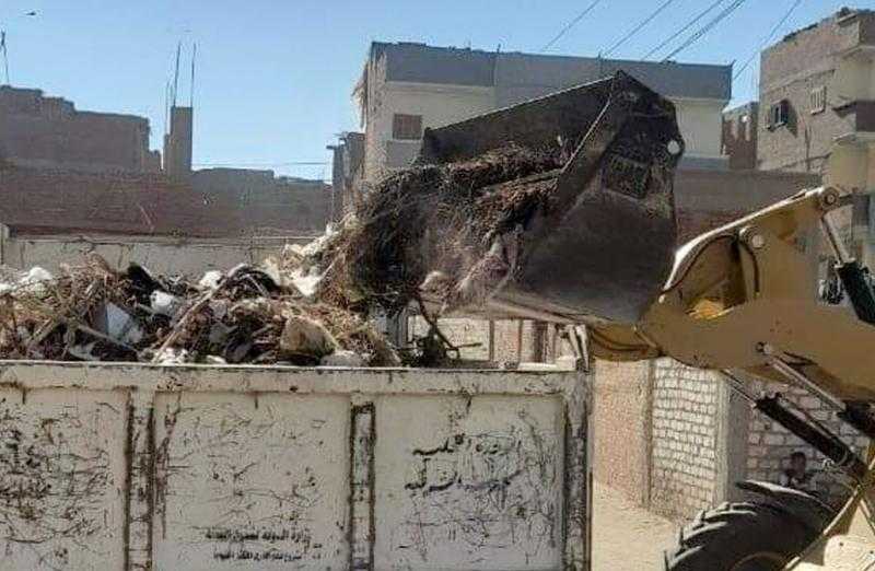 رفع 60 طن تراكمات ومخلفات من شوارع وميادين قرى مركز جهينة في سوهاج| صور