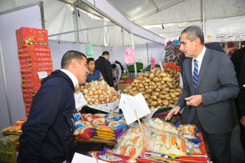محافظ الغربية يفتتح معرضا جديدا لبيع السلع الغذائية بحي أول طنطا