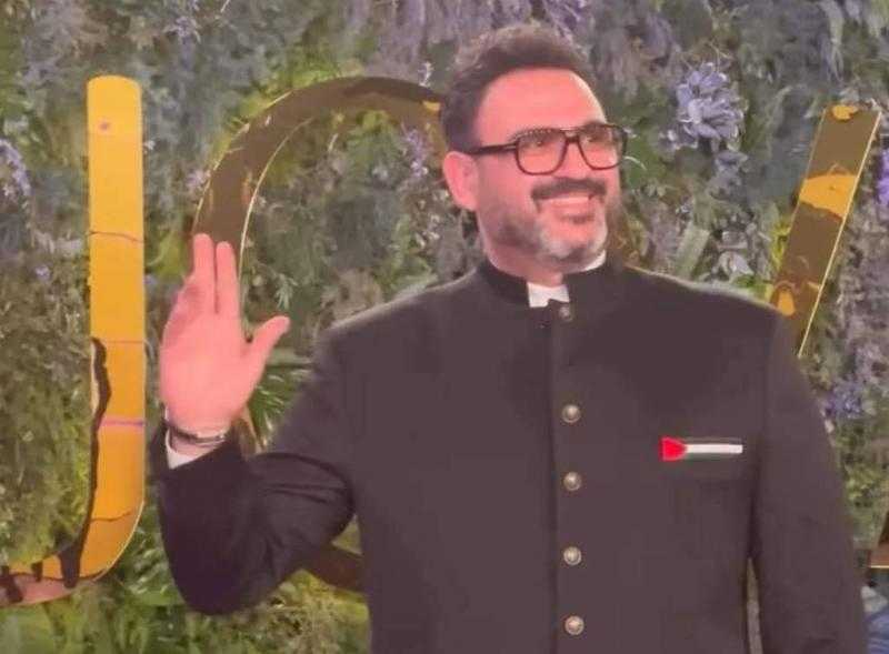 يرتدي بدلة سوداء عليها علم فلسطين.. أكرم حسني يدعم غزة من حفل joy awards بالسعودية