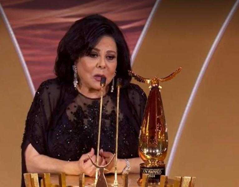 إسعاد يونس تحصد جائزة الإنجاز مدى الحياة في حفل joy awards: مش قادرة أصدق