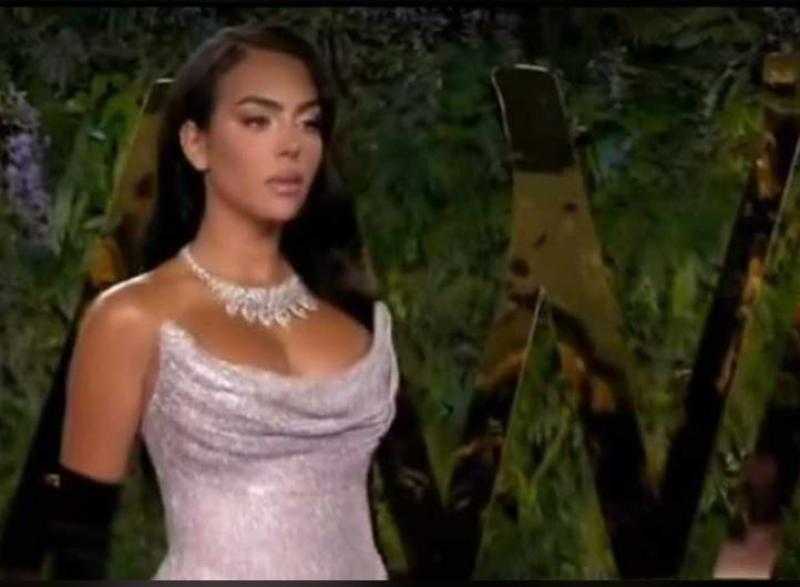 جورجينا بفستان فضي اللون في حفل joy awards