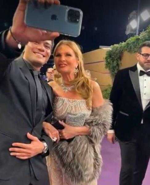 آسر ياسين يلتقط سيلفي مع يسرا في حفل joy awards