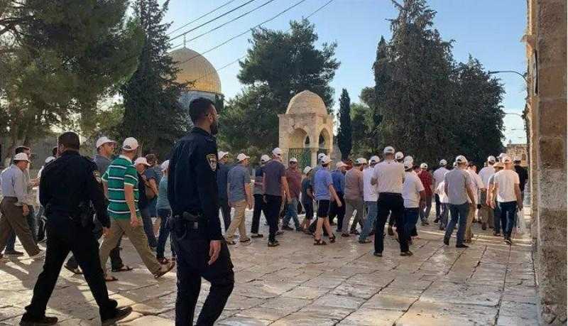 عشرات المستوطنين يقتحمون المسجد الأقصى بحماية شرطة الاحتلال الإسرائيلي