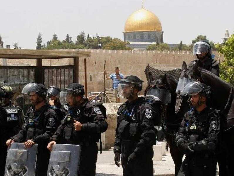 شرطة الاحتلال الإسرائيلي تمنع الفلسطينيين من دخول المسجد الأقصى
