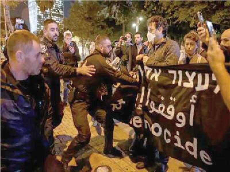 الشرطة الإسرائيلية تفرق أهالي المحتجزين بغزة عقب اقتحام الكنيست