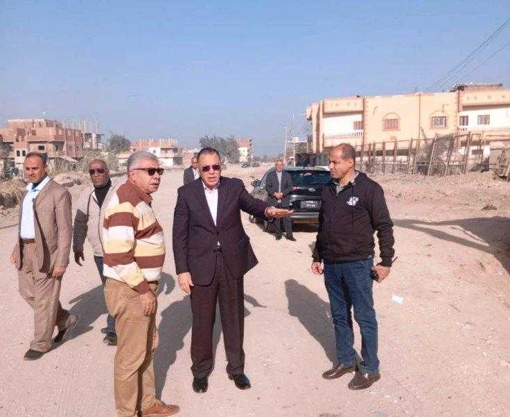 محافظ الشرقية يتفقد أعمال رصف وتوسعة طريق ”فاقوس- أبو شلبي”.. صور