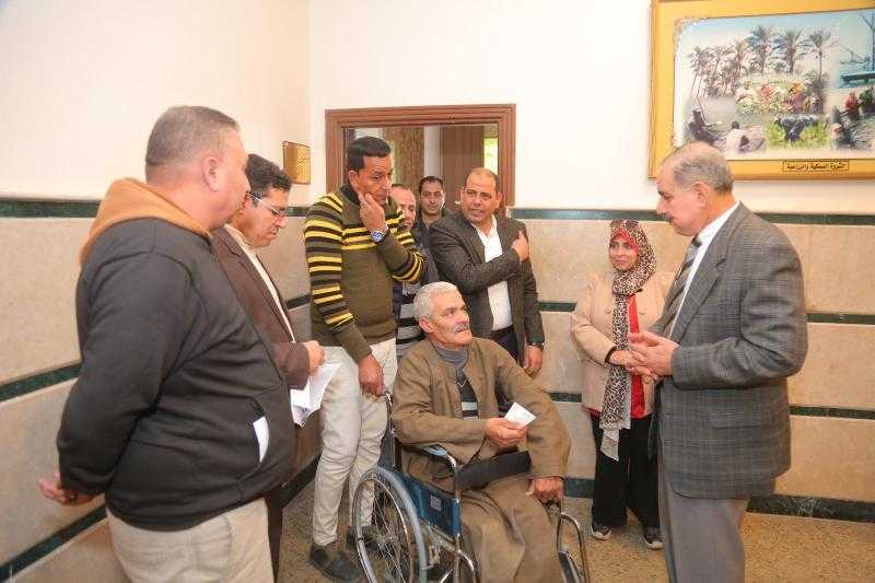 في لفتة إنسانية.. محافظ كفر الشيخ يسلّم كرسي متحرك لمواطن من ذوي الهمم