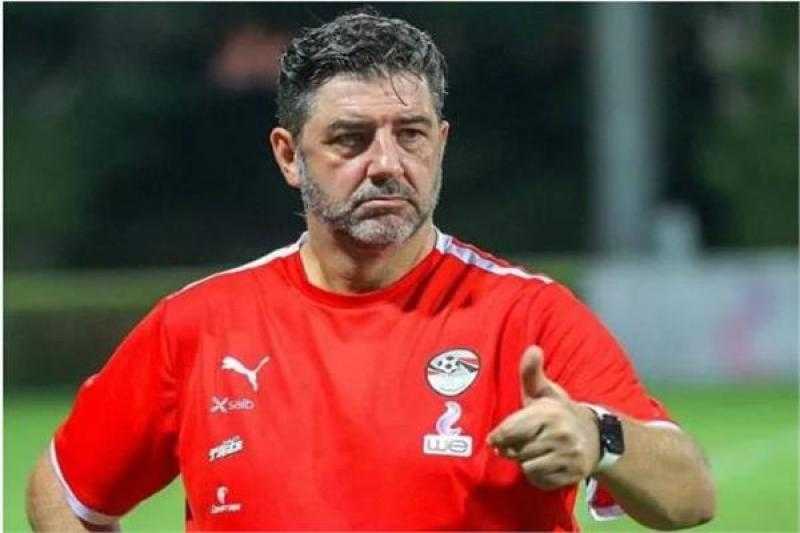 فيتوريا يجتمع مع لاعبي منتخب مصر قبل مغادرة الفندق والتوجه لملعب المباراة