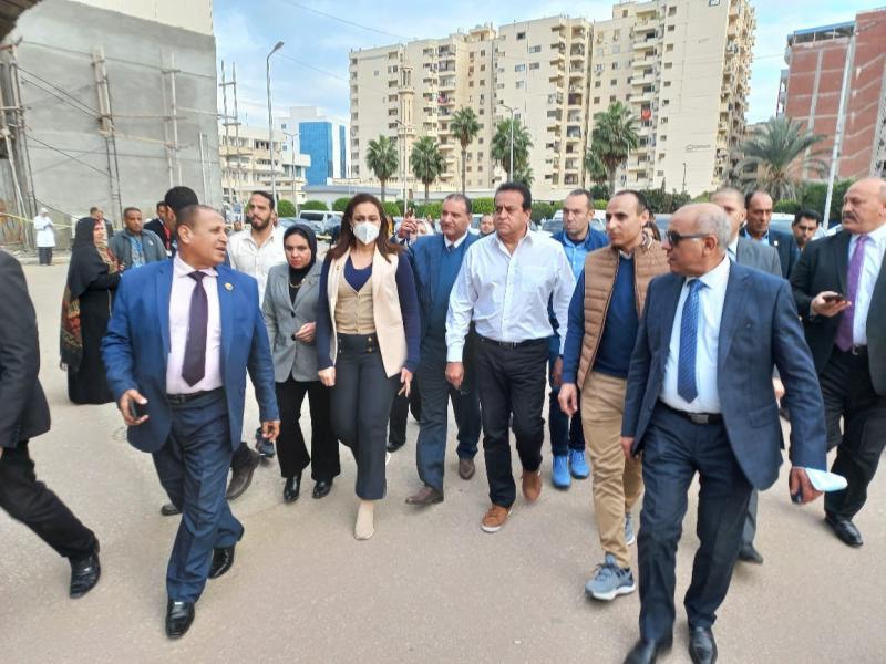 وزير الصحة يتفقد سير العمل في 5 منشآت طبية في مدينة دمنهور