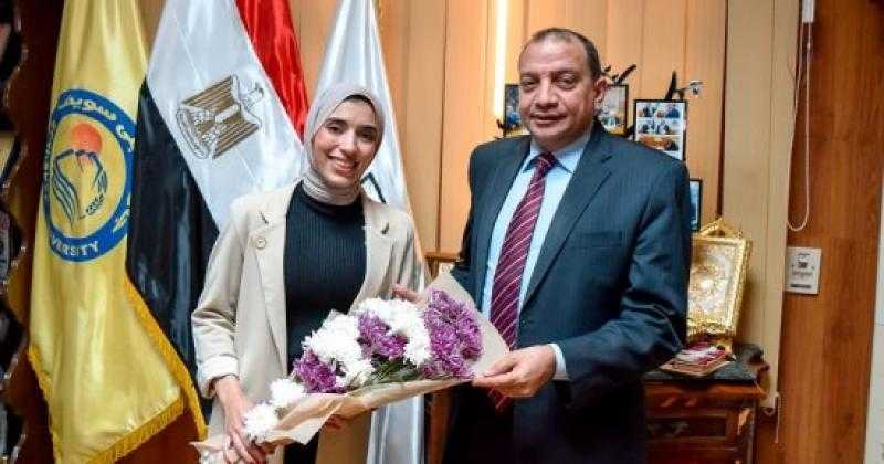 رئيس جامعة بني سويف يلتقي أول معيدة بكلية علوم الملاحة وتكنولوجيا الفضاء
