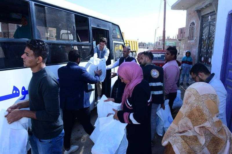 جامعة سوهاج: توزيع 1500 قطعة ملابس للأسر الأولى بالرعاية بأخميم