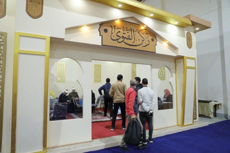 إقبال كبير على ركن الفتوى بجناح الأزهر الشريف بمعرض الكتاب