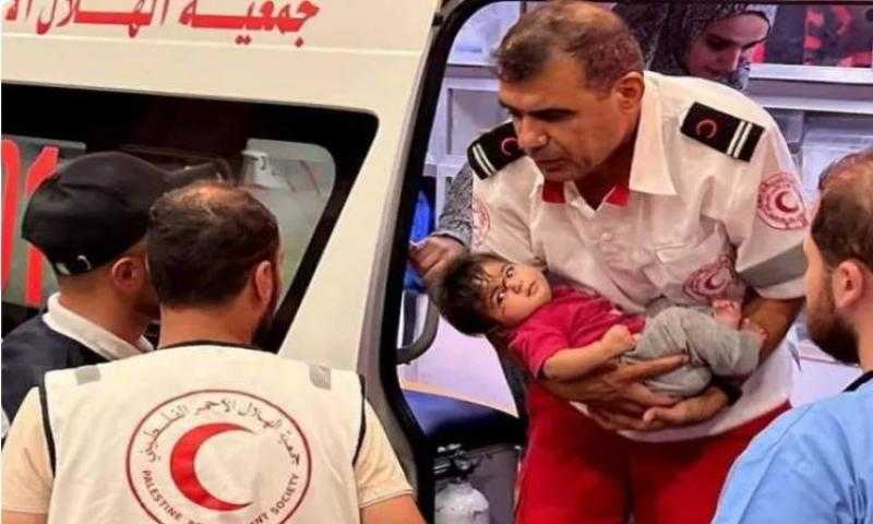 الهلال الأحمر الفلسطينى: طواقم الإسعاف تواجه صعوبات لإجلاء النازحين والمرضى