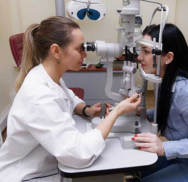 النقاط السوداء المتحركة أمام العين تنذر بانفصال الشبكية
