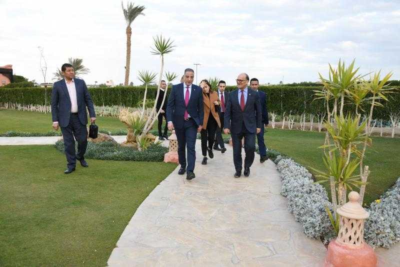 محافظ الفيوم يستقبل سفير تونس ويناقشان جهود المحافظة في الترويج السياحي.. صور