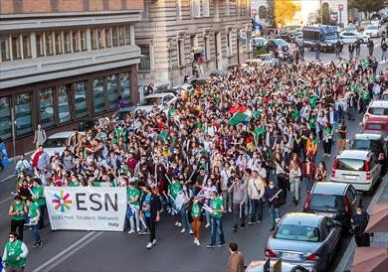 الآلاف في إيطاليا يتظاهرون من أجل الفلسطينيين رغم الحظر في يوم الهولوكوست