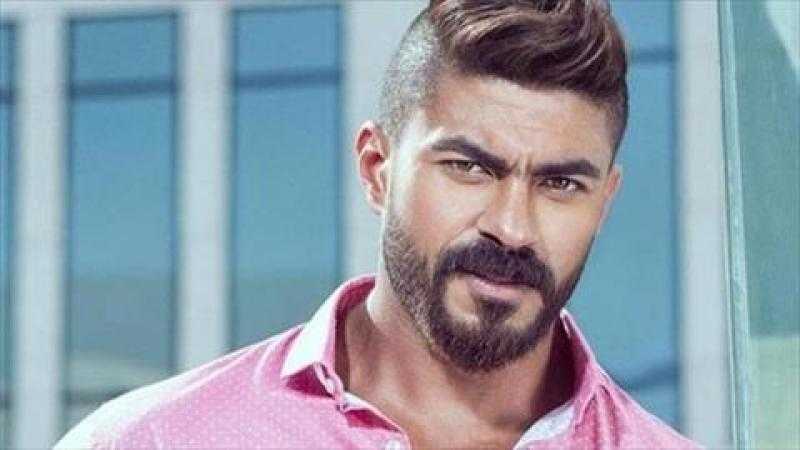 خالد سليم يحلق شعره على الهواء بسبب إصابة والدته بمرض السرطان