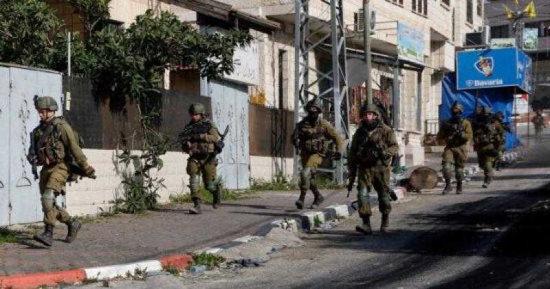 نادي الأسير: الاحتلال اعتقل 22 فلسطينيا بينهم طفل جريح من الضفة الغربية
