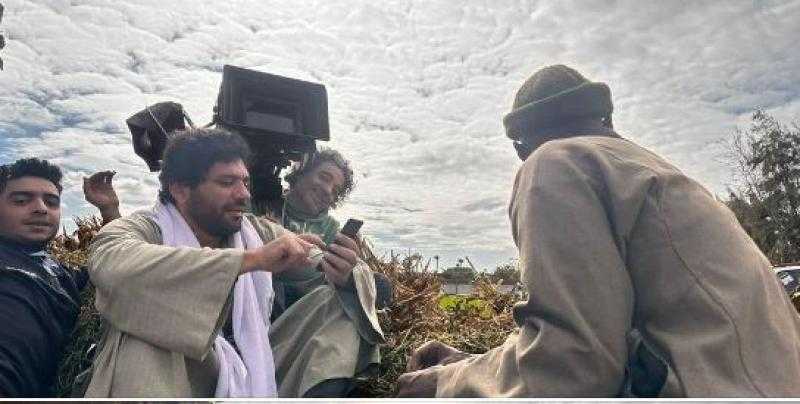 أوعدكم بمسلسل كبير.. حسن الرداد بـ جلابية من كواليس تصوير «محارب»