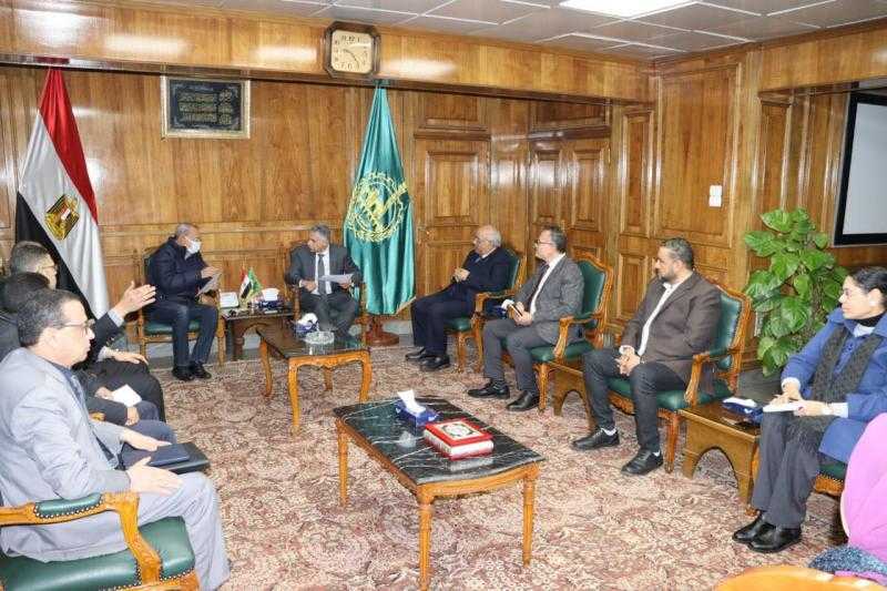 محافظ القليوبية يبحث مع رئيس الجمعية التعاونية للبترول سبل التوسع في إنشاء محطات وقود جديدة