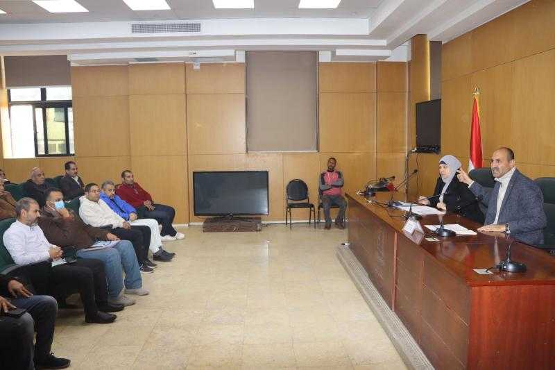 السكرتير العام ببني سويف يناقش موقف 225 شكوى خلال يناير