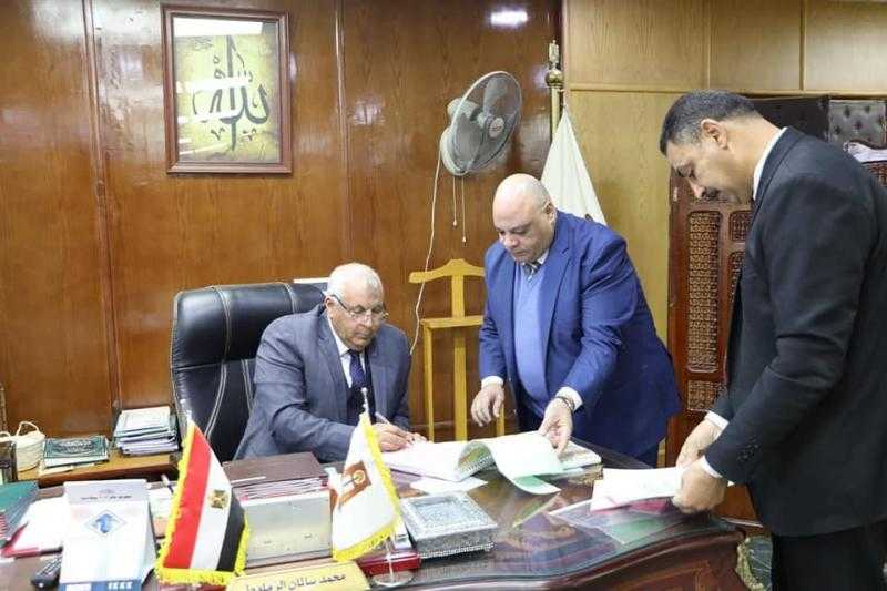 محافظ الوادي الجديد يعتمد نتيجة الفصل الدراسي الأول للإعدادية بنسبة 95,8%