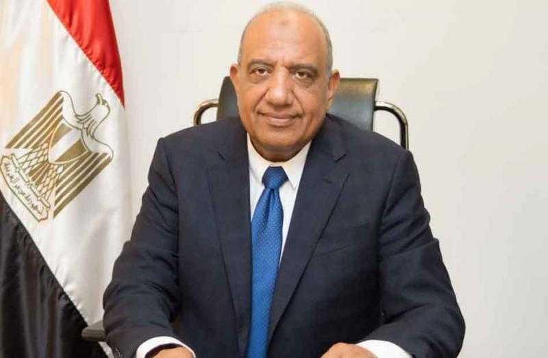 وزير قطاع الأعمال العام في جولة ميدانية بشركة مصر للغزل والنسيج بالمحلة الكبرى