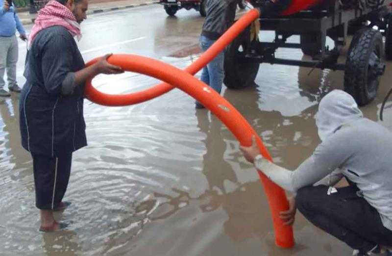 رئيس حي العجمي بالإسكندرية تتفقد أعمال رفع تجمعات مياه الأمطار الغزيرة