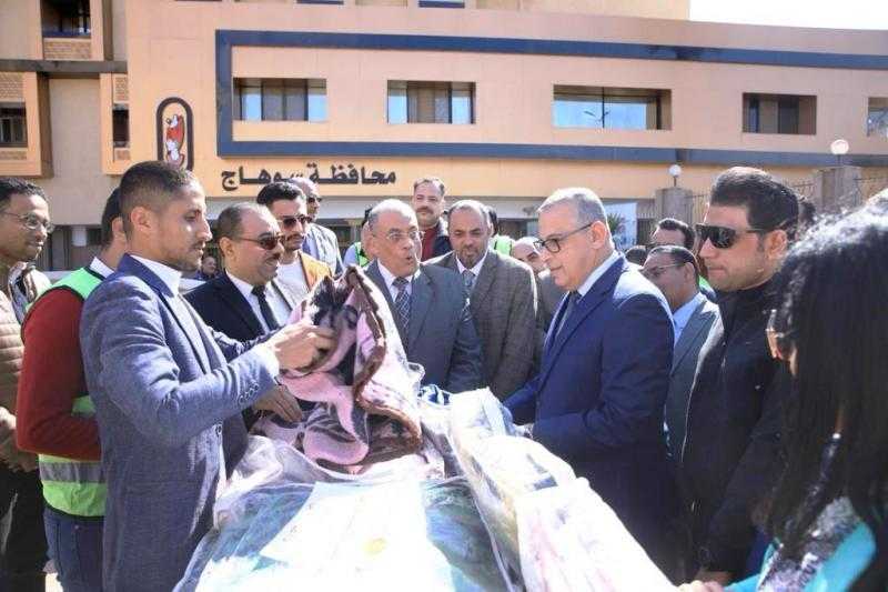 محافظ سوهاج يدشن مبادرة أمانة حزب الشعب الجمهوري بالمحافظة ”شتاء دافئ ”