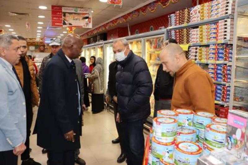 محافظ القليوبية يوجه بالتوسع في إقامة معارض السلع الغذائية المخفضة.. صور