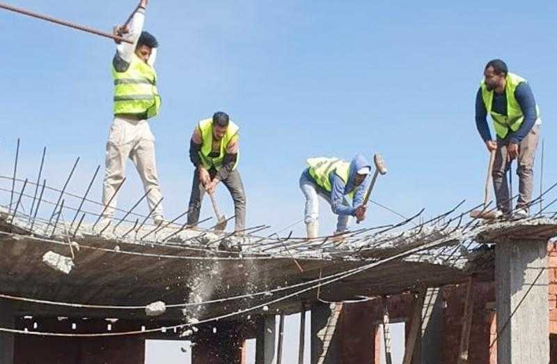 إزالة مخالفات بناء في شارع 9 بالمقطم