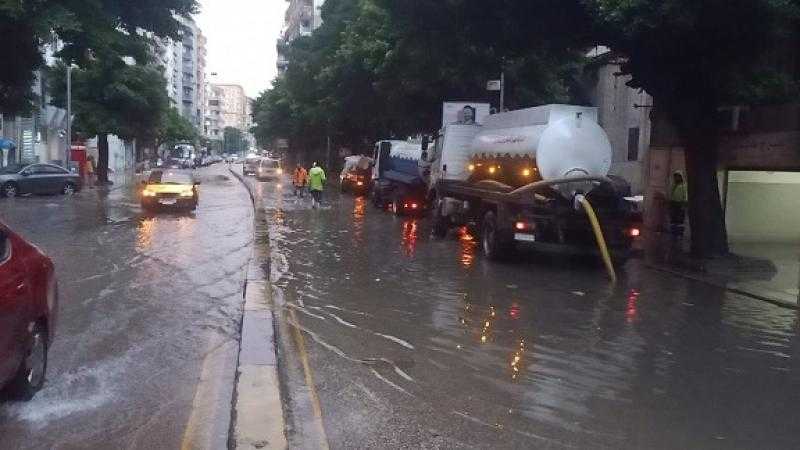 رئيس صرف الإسكندرية يتفقد أعمال تصريف مياه الأمطار