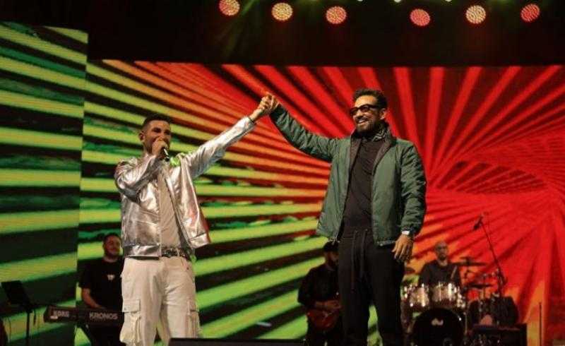 عمرو سعد يفاجئ شقيقه أحمد سعد خلال حفله في دبي