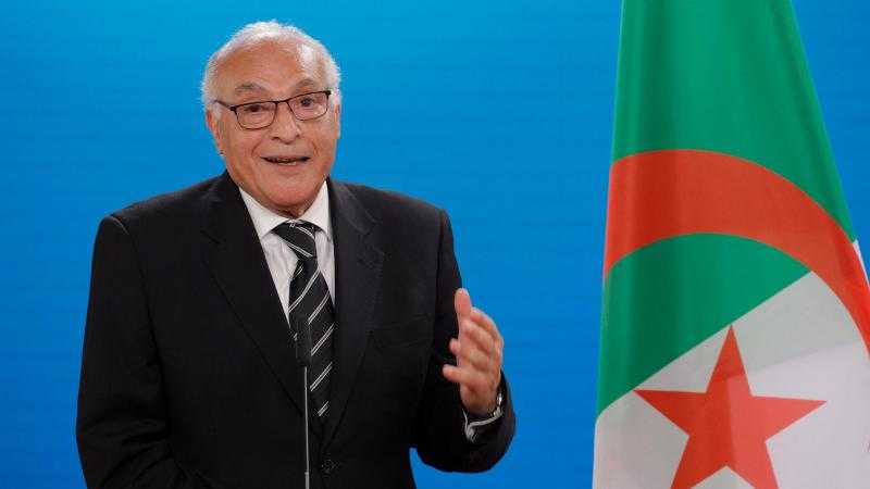 وزير الخارجية الجزائري يبحث في ليبيا استقرار المنطقة