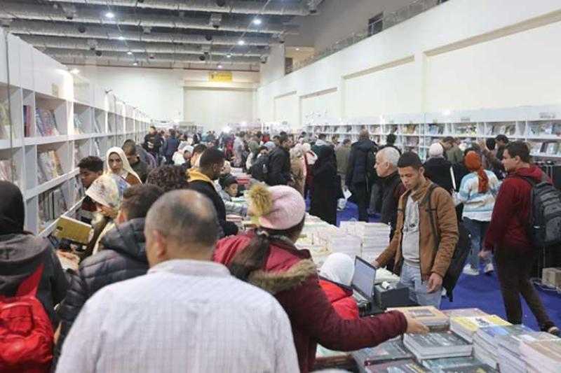 أكثر من 356 ألف زائر لمعرض القاهرة الدولي للكتاب في خامس أيامه