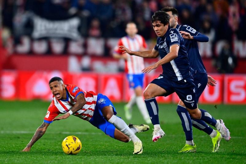 جيرونا يسقط في فخ التعادل السلبي مع ريال سوسيداد بالدوري الإسباني