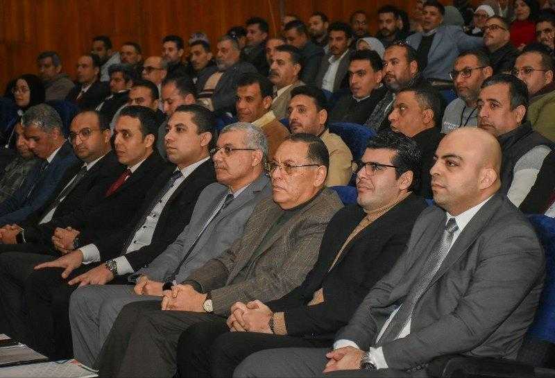 محافظ الشرقية ورئيس جامعة الزقازيق يشهدان احتفالية حياة كريمة لتكريم المتطوعين.. صور