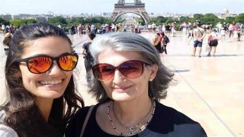 تشييع جنازة والدة الفنانة تارا عماد من مسجد الشرطة بالشيخ زايد