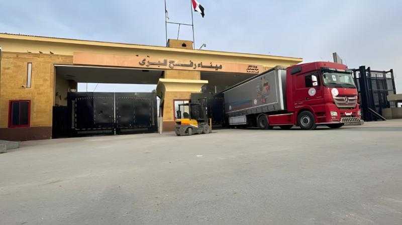 وفد برلماني فرنسي يطالب من أمام معبر رفح بوقف فوري لإطلاق النار في غزة